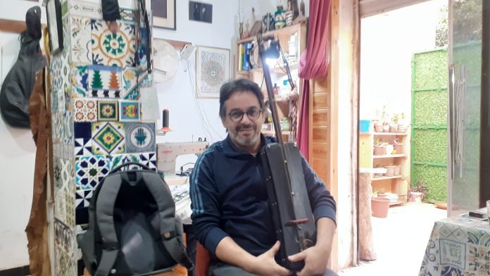 Abdelhakim musicien et fabricant de goumbri