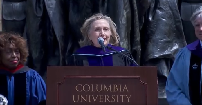 «Honte à toi, tu soutiens le génocide!» : Hillary Clinton conspuée par ses étudiants à l'université de Columbia