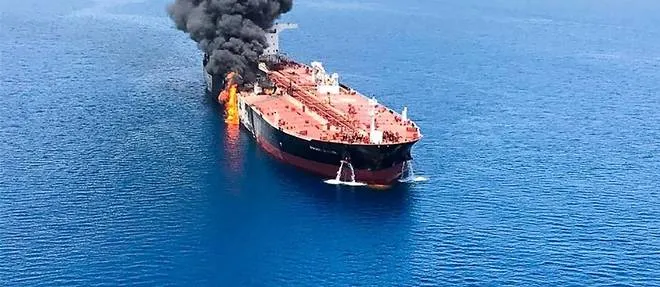 Mer Rouge : un pétrolier touché par un missile tiré par les rebelles Houthis
