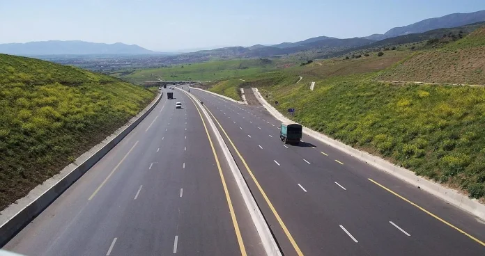 Rekhroukh annonce l’élaboration d’un système d’information sur l’état des routes