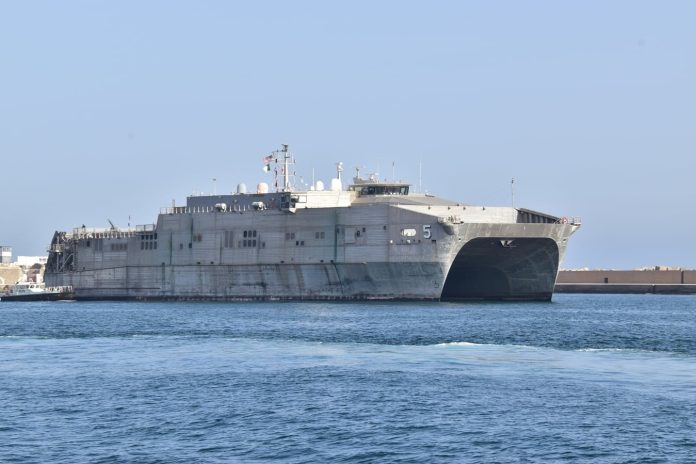 Un navire de l'US Navy accoste à Alger
