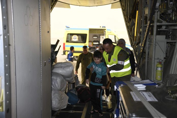 Evacuation d'enfants palestiniens vers l'Algérie